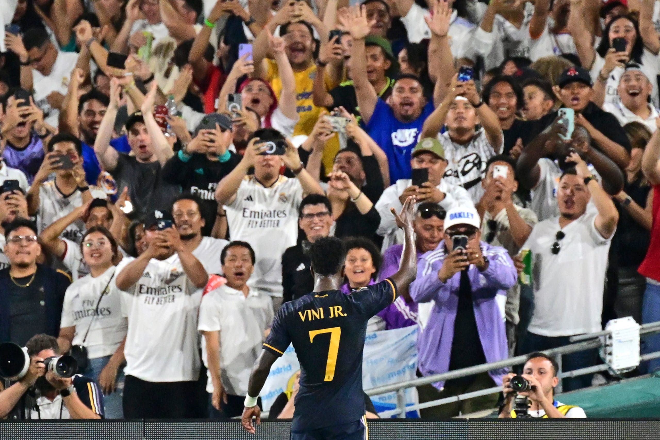 Vinicius Jr. Jugador del Real Madrid celebrando su tercer gol con los fanaticos.