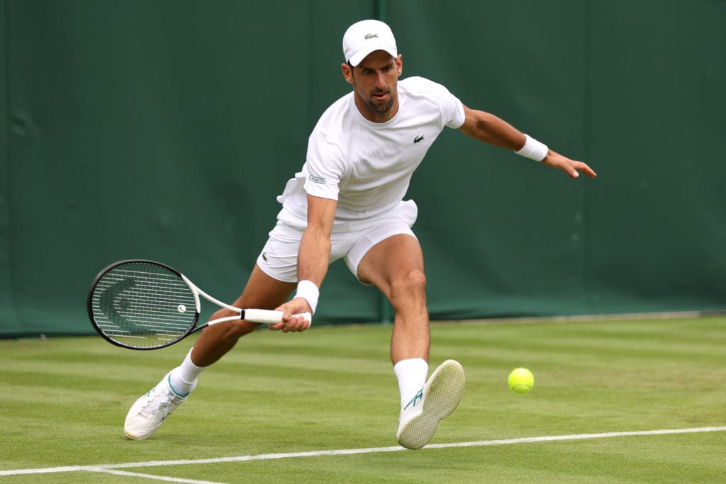 Novak Djokovic entrenando en Wimbledon.