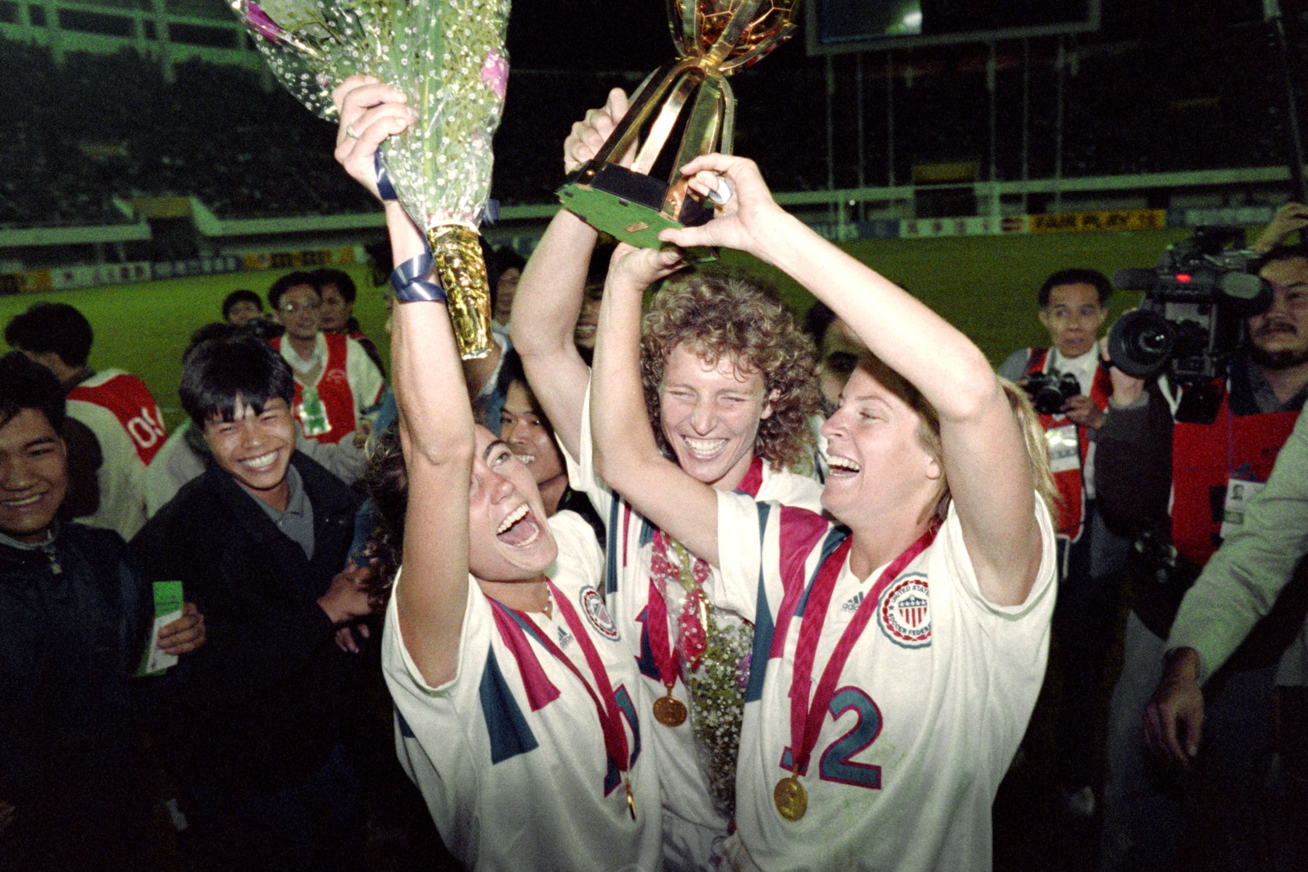 Estados Unidos levanta la primer Copa del Mundial Femenino 1991.