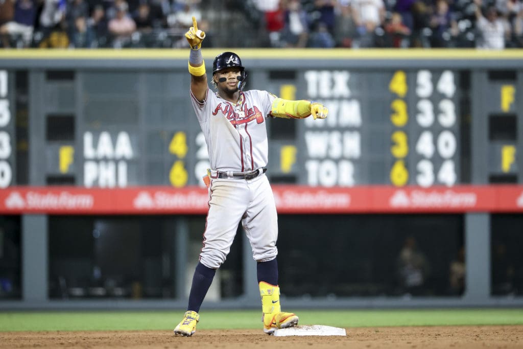 Ronald Acuña Jr. celebrando un robo de base.