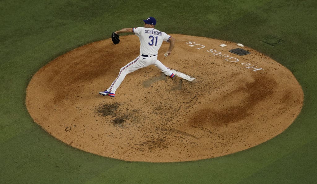 Max Scherzer haciendo su debut con los Texas Rangers en la MLB.