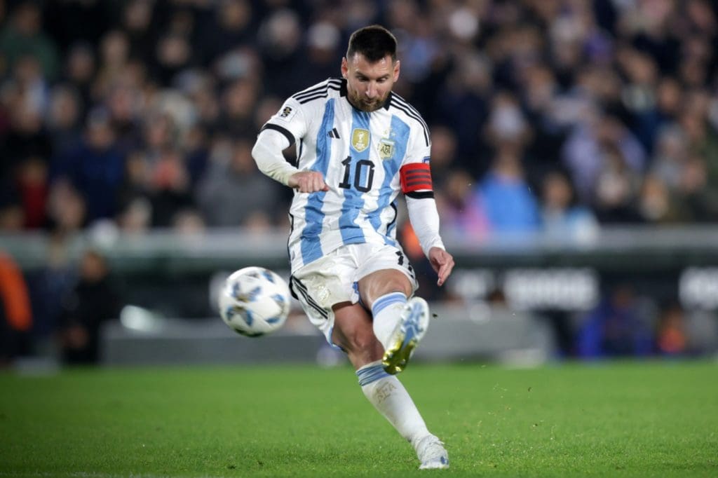  Messi anotando el gol de tiro libre de la victoria albiceleste