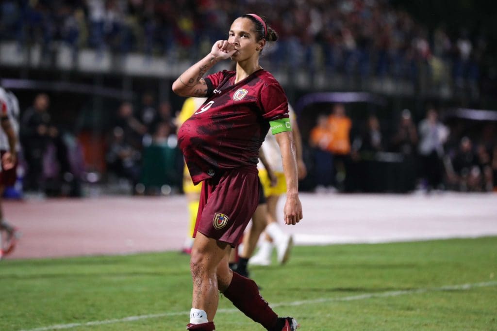 Deyna celebrando su gol con la vinotinto femenina