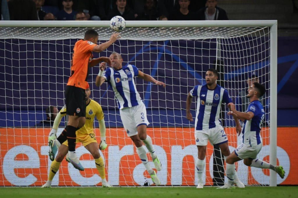 El gol de Kevin Kelsy contra Porto en Champions League.