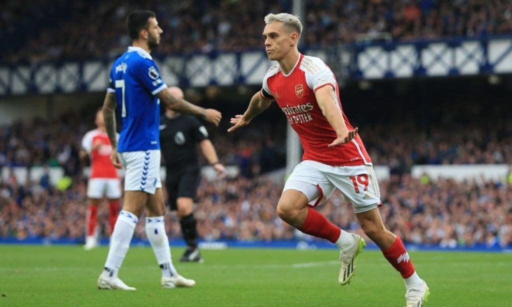 Arsenal no le pierde paso a Manchester City en la Premier 8 Leandro Trossard, autor del gol del triunfo de Arsenal sobre Everton.