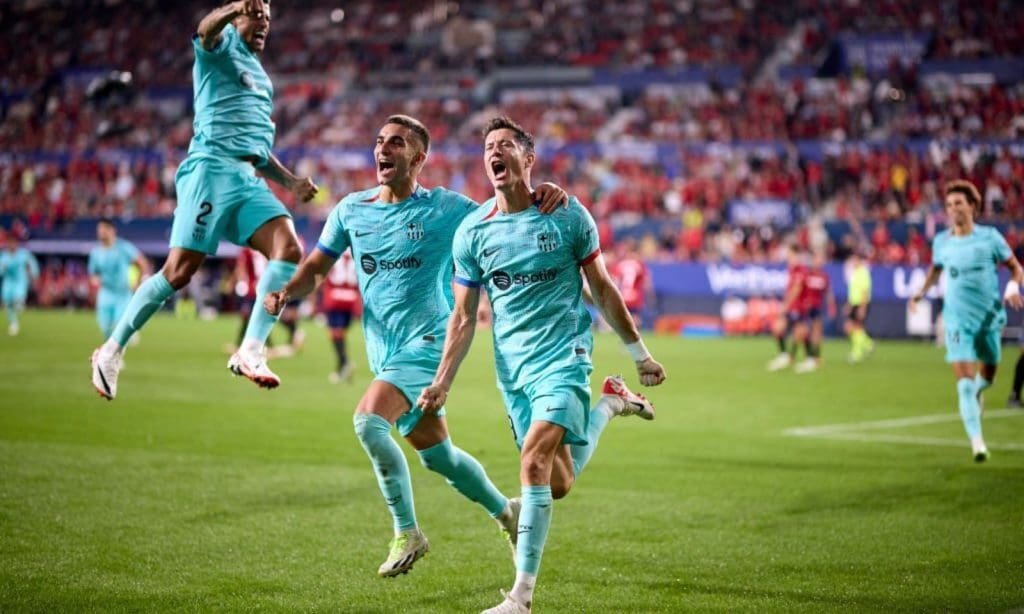 Robert Lewandowski festeja el penal para el triunfo de Barcelona sobre Osasuna.