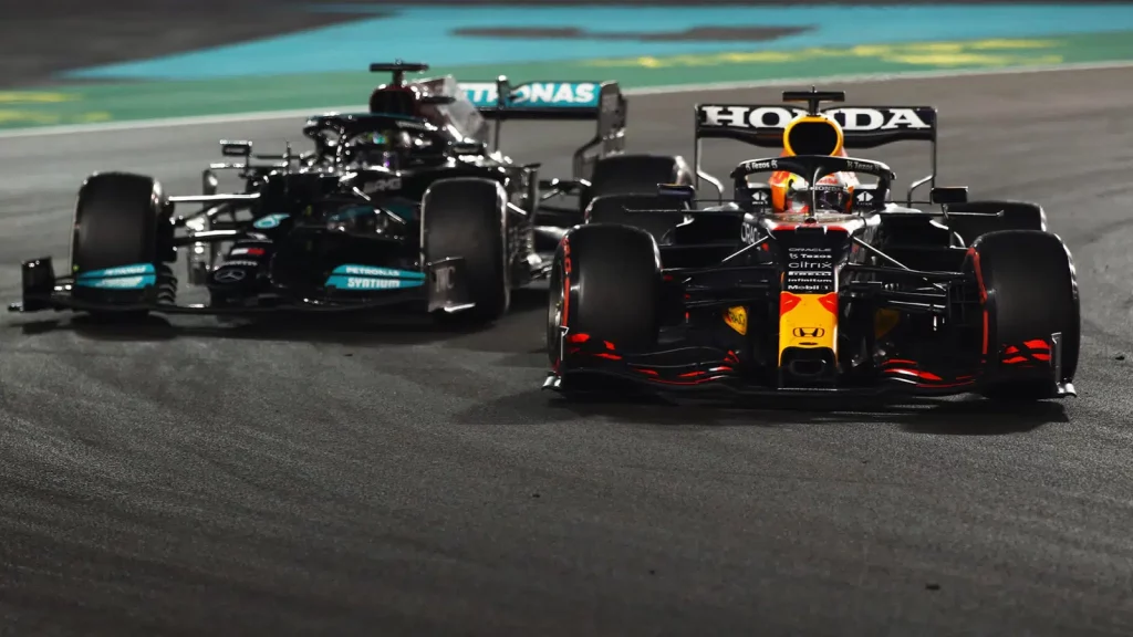 Max Verstappen overtakes Lewis Hamilton in the 2021 Abu Dhabi Grand Prix 1 1600x900 1
