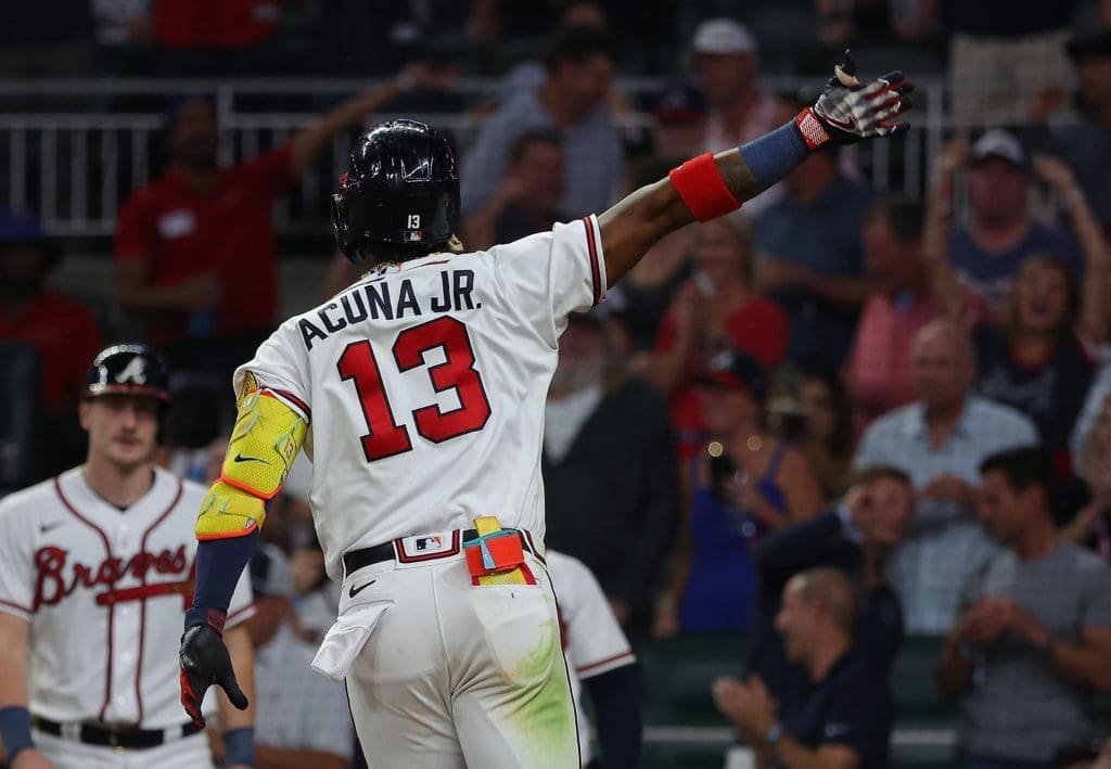 Ronald Acuña Jr. celebrando un jonrón con los Atlanta Braves.