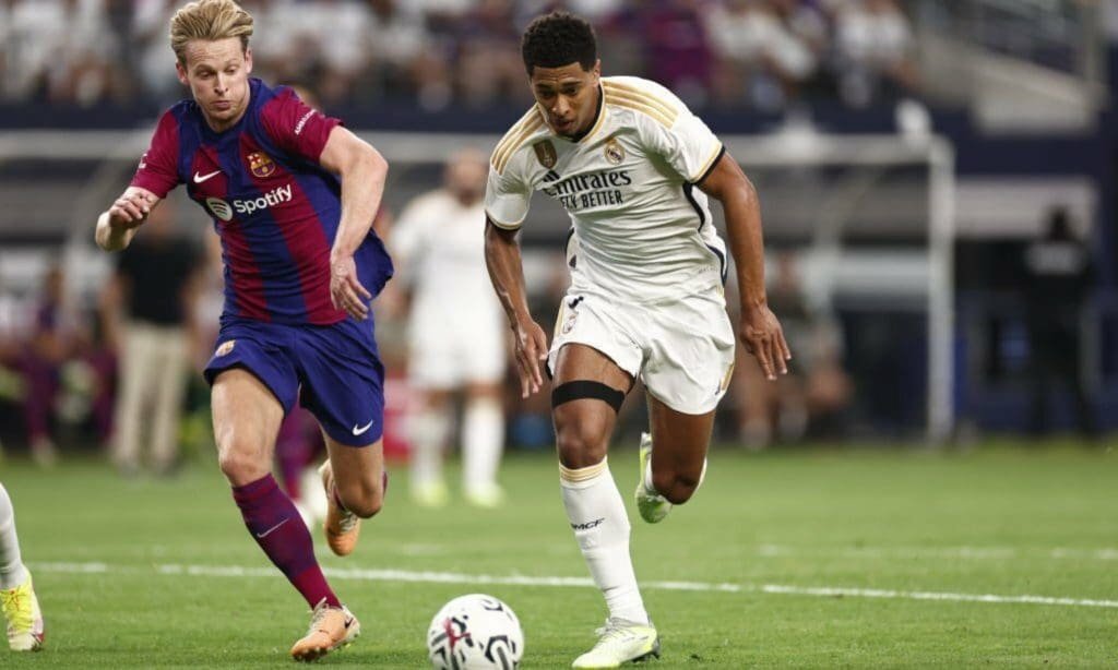 Frenkie De Jong vs Jude Bellingham, en un Barcelona vs Real Madrid amistoso de este año.