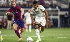 Frenkie De Jong vs Jude Bellingham, en un Barcelona vs Real Madrid amistoso de este año.