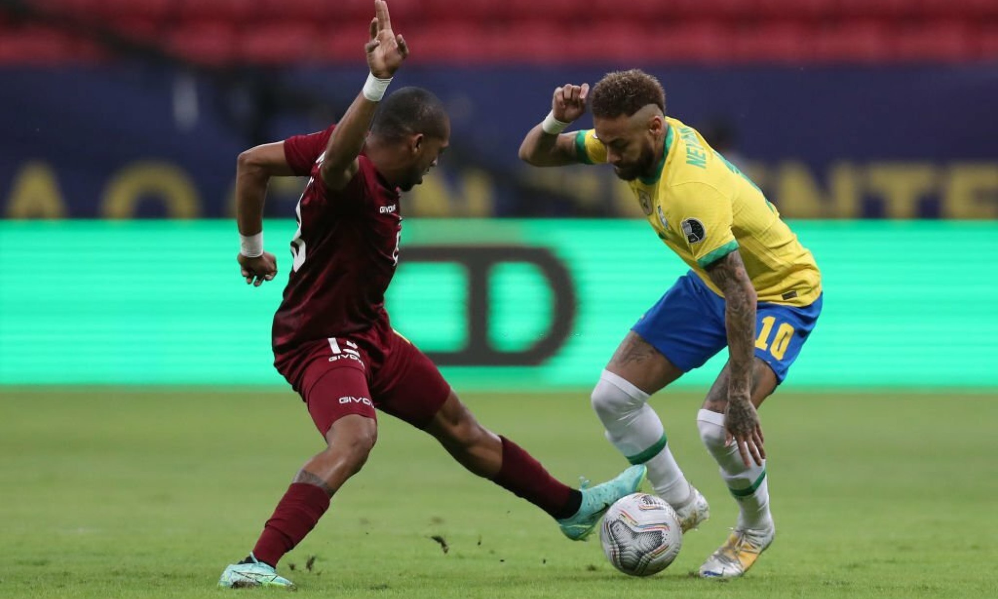 Neymar y José Andrés "Brujo" Martínez.