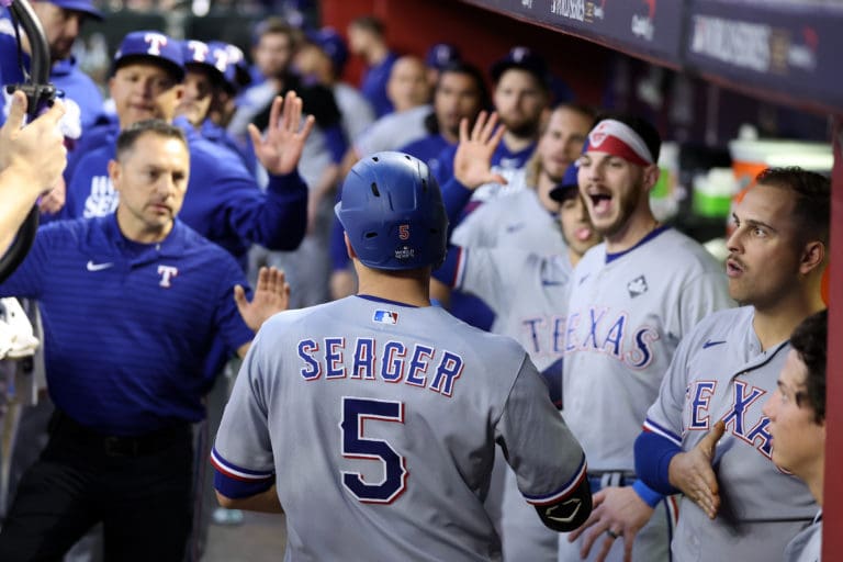 MLB: Texas Rangers humilla a los D-Backs y queda a un partido de su primer anillo