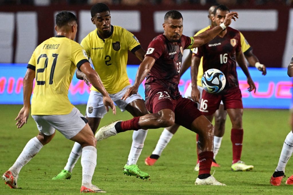 Salomón Rondón contra Ecuador en las Eliminatorias. 