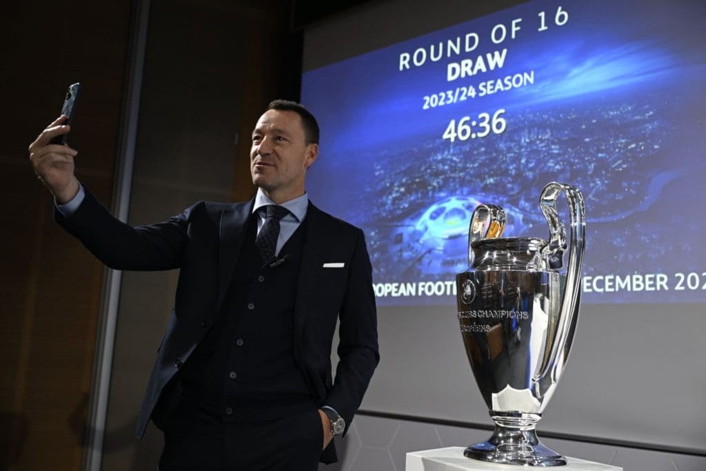El mítico John Terry fue el encargado de sacar las bolillas del sorteo de Champions League.