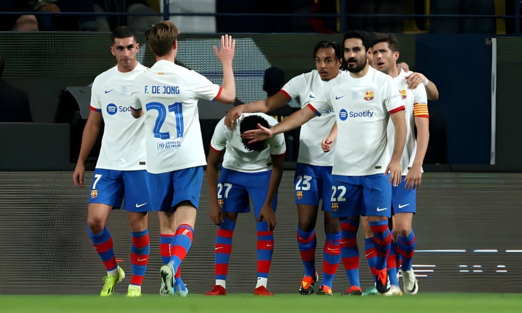 Lewandowski y Yamal anotaron los goles de la victoria de Barcelona 2-0 sobre Osasuna en semis de la Supercopa.