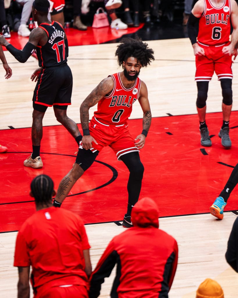 White de los Chicago Bulls celebrando con la banca de su equipo.