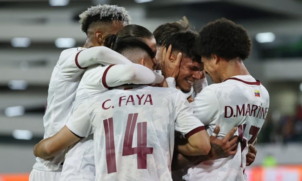 Venezuela derrotó 1-0 a Colombia con gol de Jovanny Bolívar.