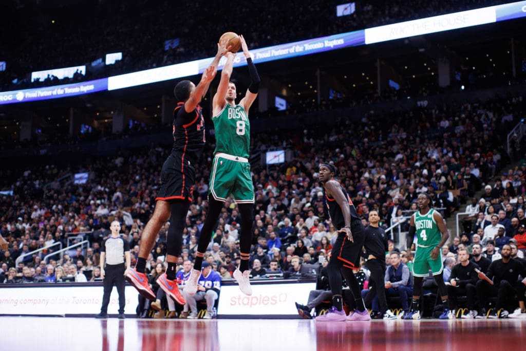 Porzingis anotando con los Boston Celtics contra los Raptors. 