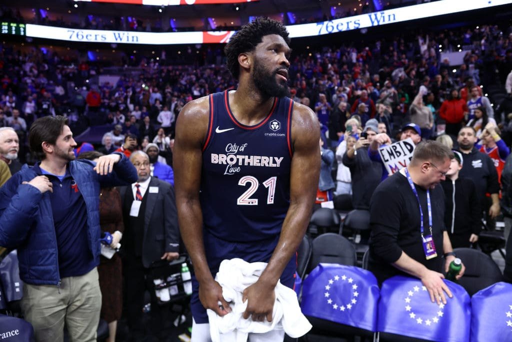 Joel Embiid viene de anotar 70 puntos ante los Spurs