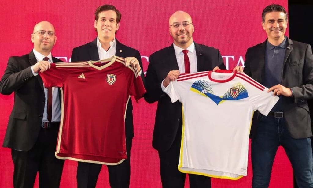 Venezuela presentó su nueva camiseta Adidas Vinotinto: ¿dónde se puede comprar? 10 Jorge Giménez, presidente de la Federación Venezolana de Fútbol; Víctor González y Gerardo Marcano, presidente y vicepresidente de operaciones respectivamente del Grupo David (importador de la marca Adidas en el país); y Salvador Mothe, gerente general de Adidas.