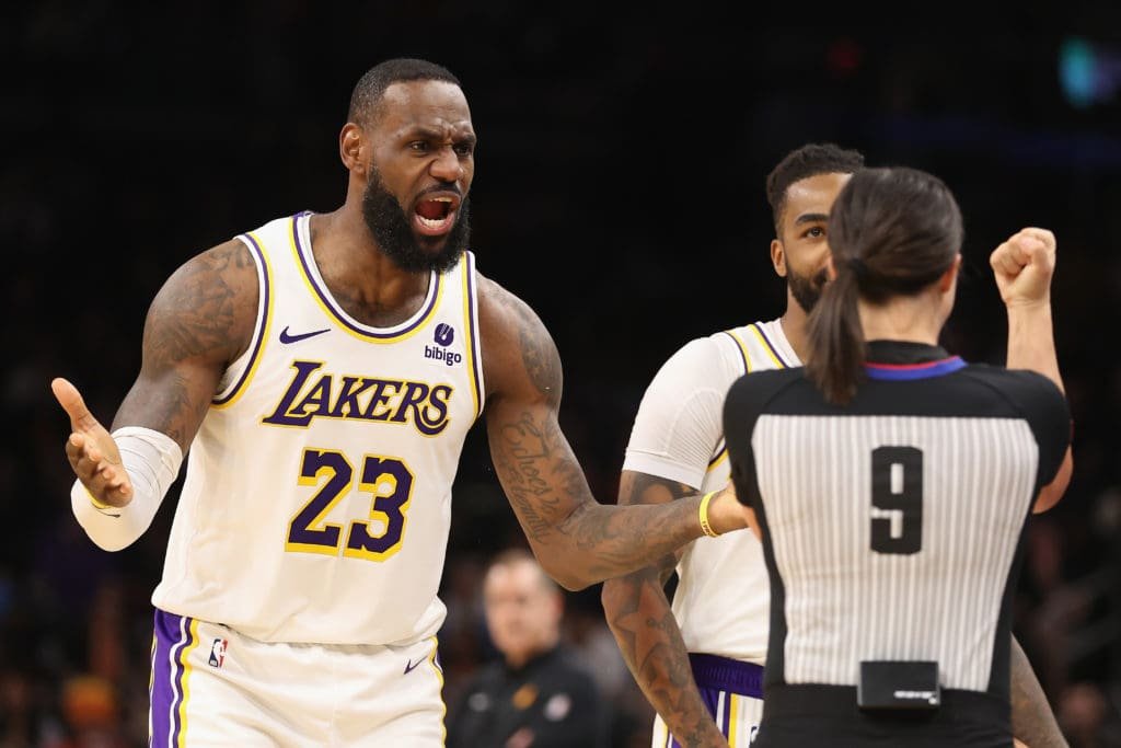 LeBron James y los Lakers se quejan de los árbitros: "Me golpearon un par de veces" 9 LeBron James