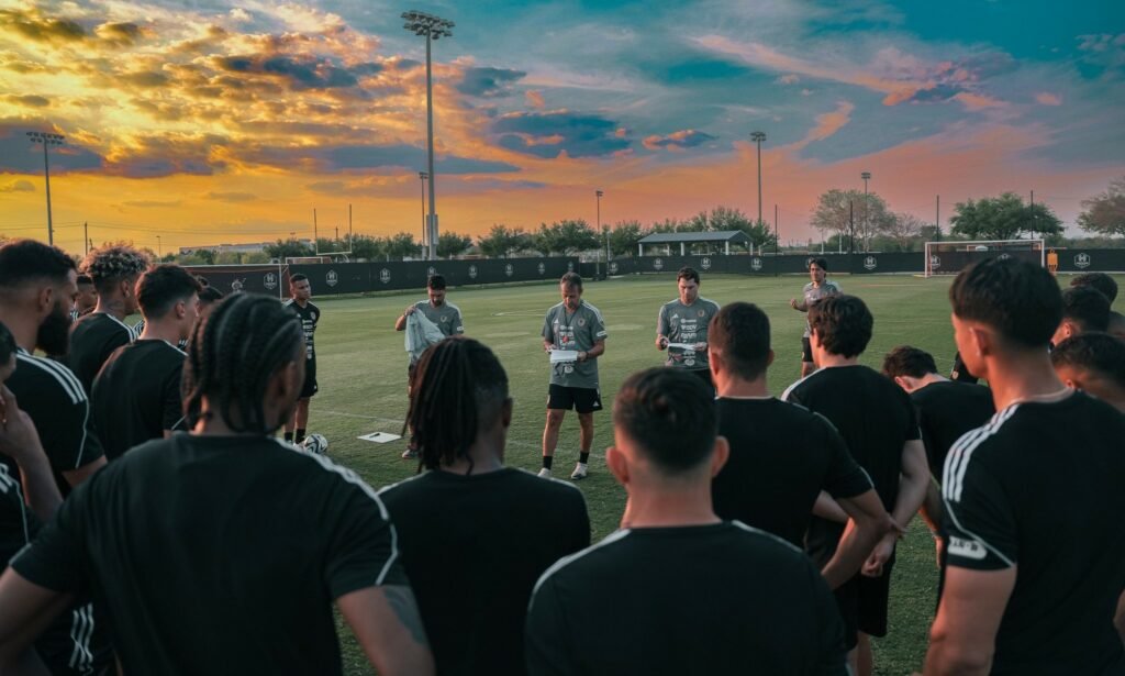 Venezuela vs Guatemala: los chamos esperan su turno 2 Fernando "Bocha" Batista dando indicaciones a los jugadores de Venezuela en Houston. Foto: FVF.