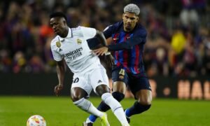 Vinicius y Araujo se volverán a encontrar en El Clásico.