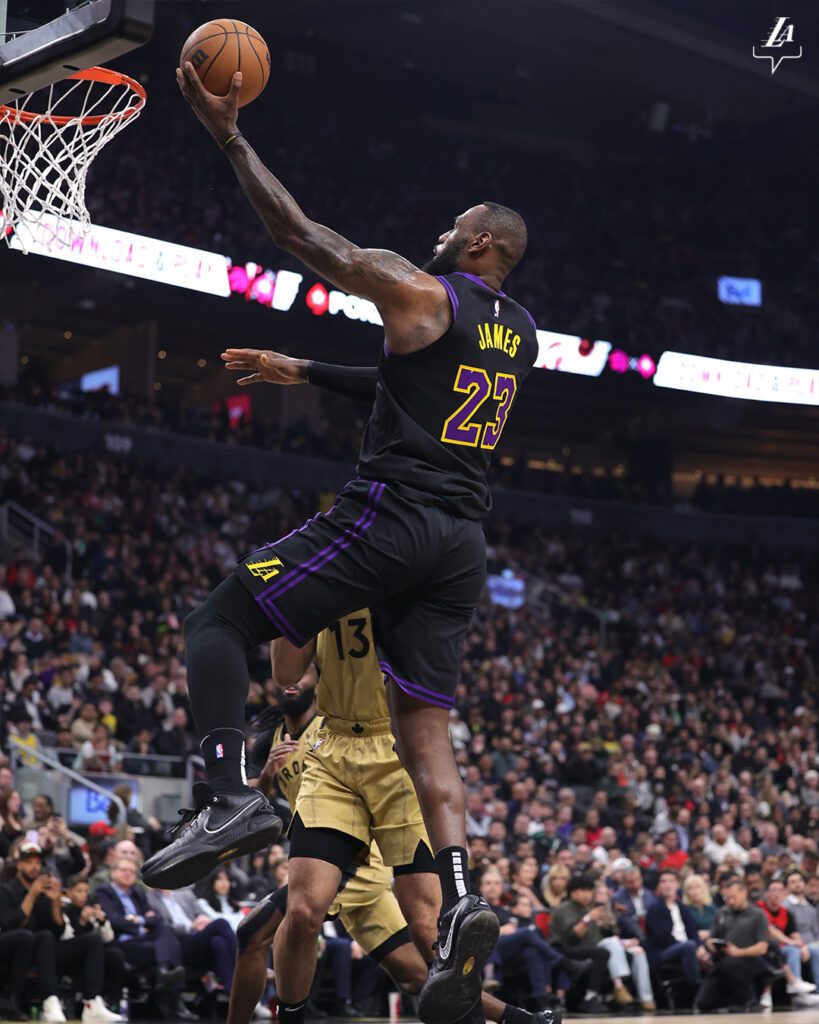 LeBron James de los Lakers durante una canasta.