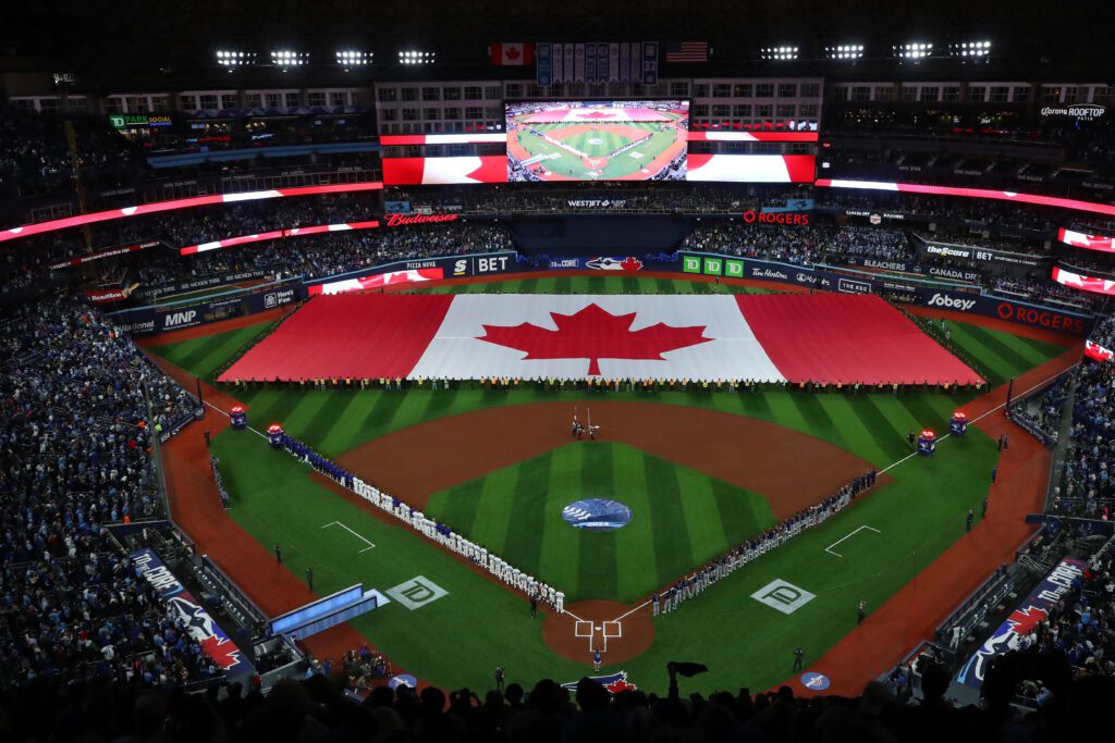 La bandera de Canadá desplegada en el home opener de los Toronto Blue Jays