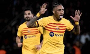 Raphinha anotó doblete en la victoria del Barcelona sobre PSG.