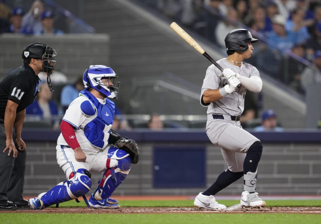 Oswaldo Cabrera conectando un imparable en el juego entre Yankees y Blue Jays. 