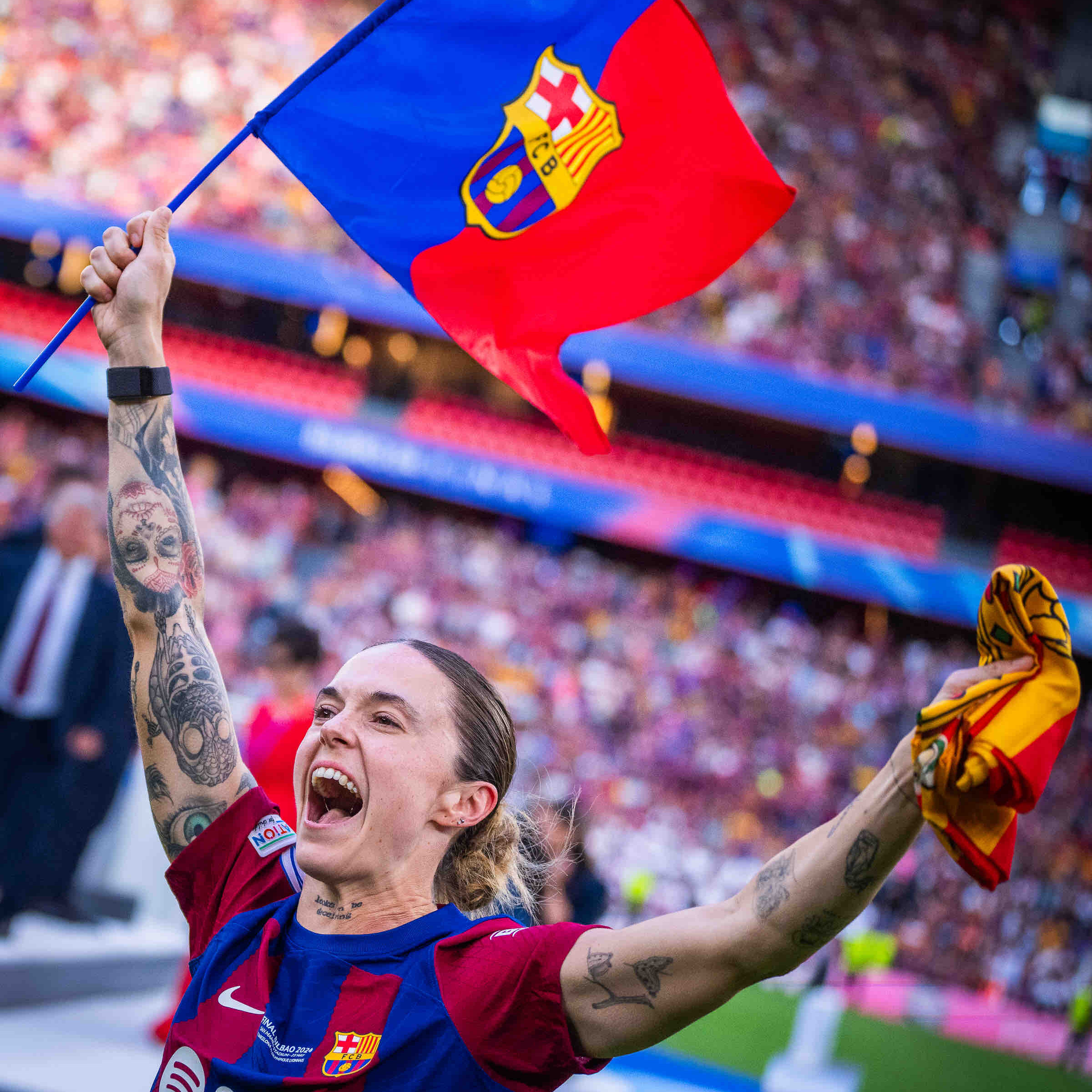Mapi León alzando la bandera del FC Barcelona