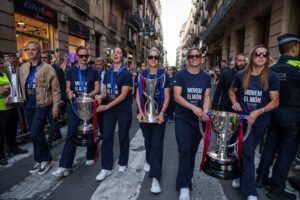 El FC Barcelona con el trofeo de Champions Femenina en Cataluña