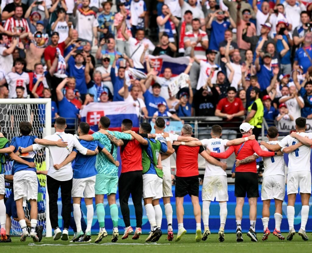 Bélgica da la primera gran sorpresa de la Euro 17 GQS14jCXYAA4vgh scaled e1718649974864