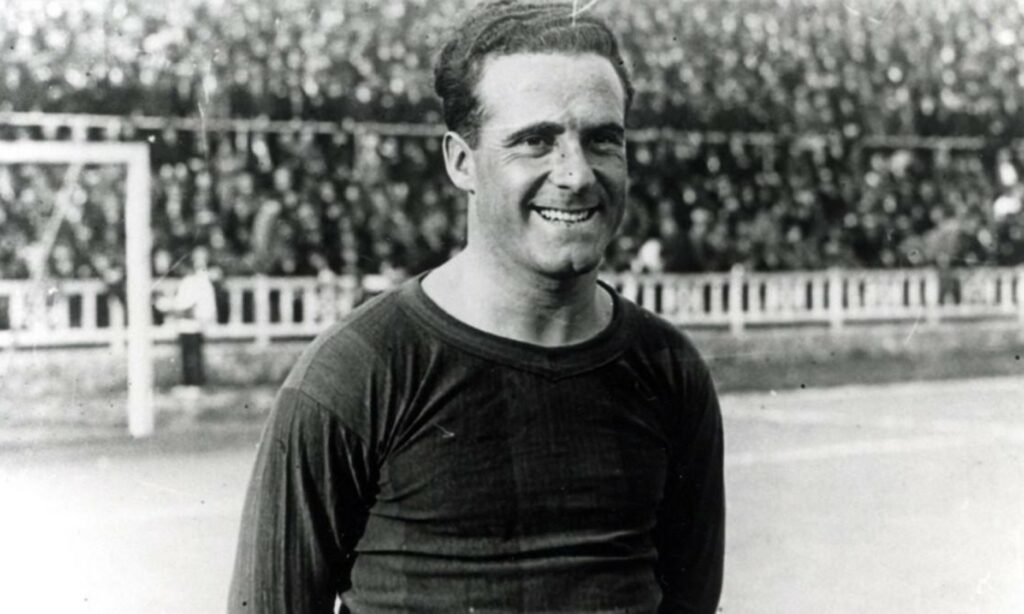 Héctor Scarone con el uniforme del Barcelona.