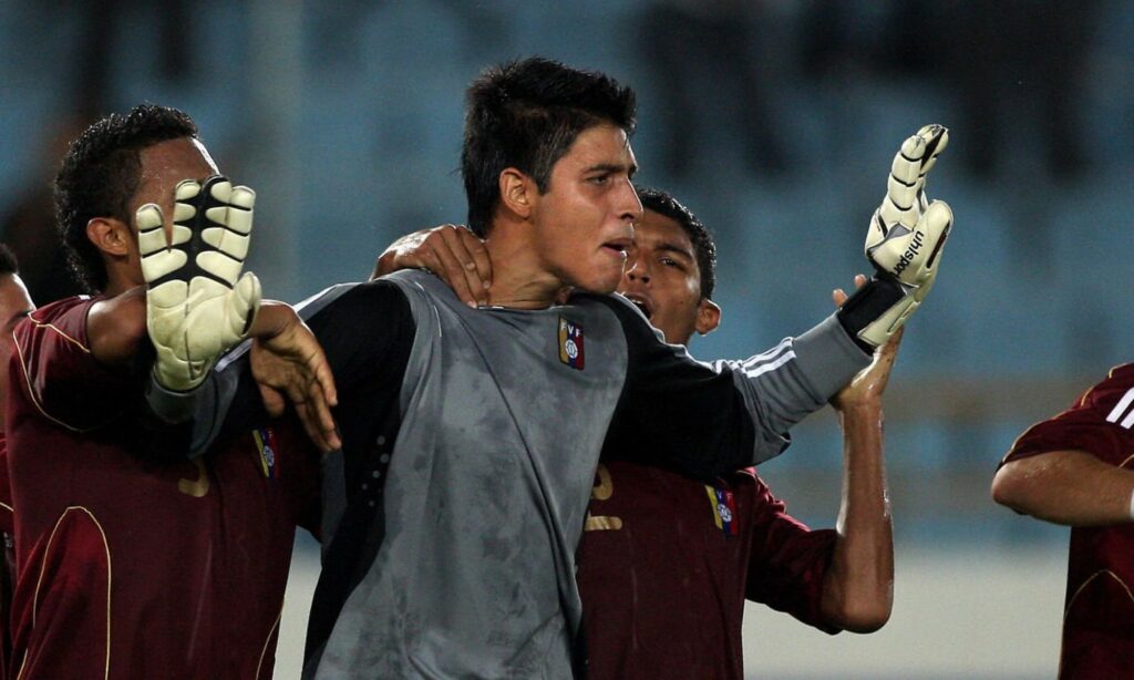Rafa Romo tras detener el penal ante Colombia en el Sudamericano sub 20 de 2009.