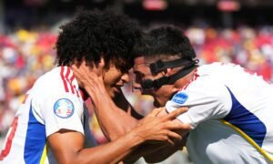 Bello, felicitado por Osorio en el estreno de Copa América.