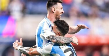 El festejo de Enzo Fernández con Lionel Messi.