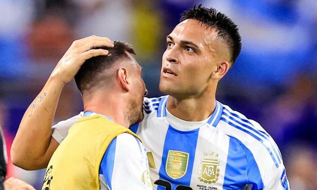 Lautaro Martínez abraza a Lionel Messi tras marcar.