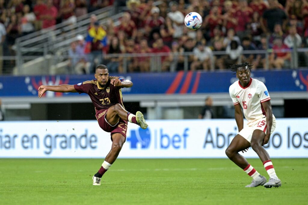 Salomón Rondón anotó un golazo para el 1-1 de Venezuela contra Canadá.