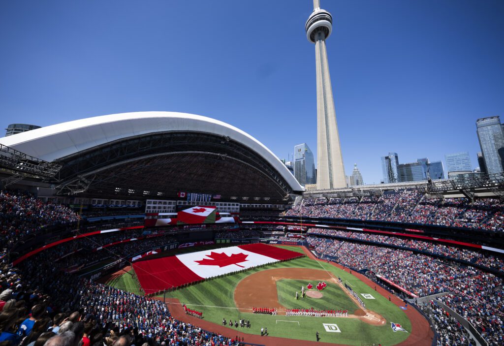 La bandera de Canada sobre el terreno del Rogers Centre en el juego entre los Houston Astros y los Toronto Blue Jays. 