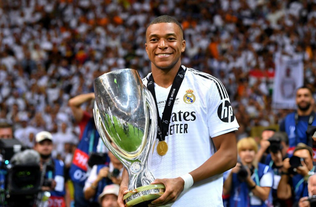 Kylian Mbappé logró su primer trofeo con Real Madrid: la Supercopa de Europa.