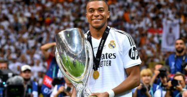 Kylian Mbappé logró su primer trofeo con Real Madrid: la Supercopa de Europa.