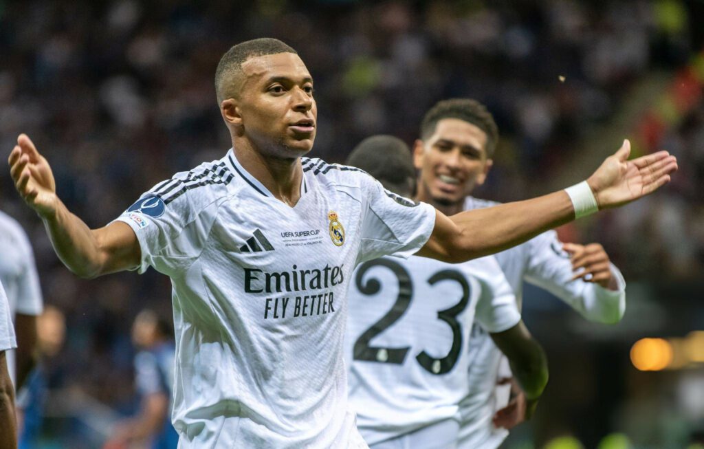 Kylian Mbappé logró su primer trofeo con Real Madrid: la Supercopa de Europa.