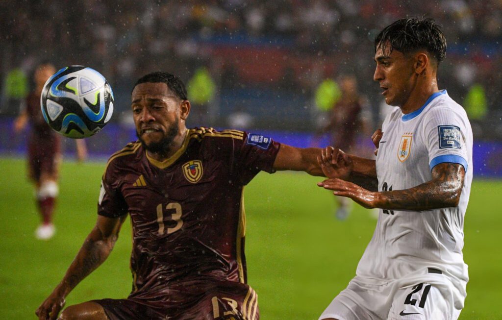 José Andrés "Brujo" Martínez ante Uruguay.