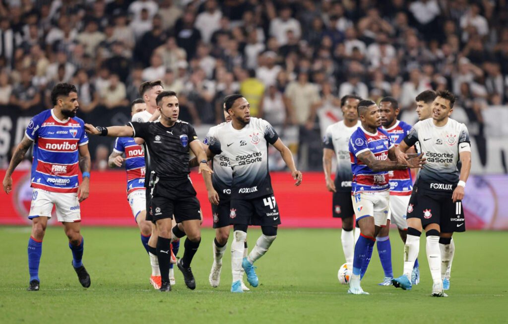 El Corinthians del "Brujo" ganó 3-0 al Fortaleza.