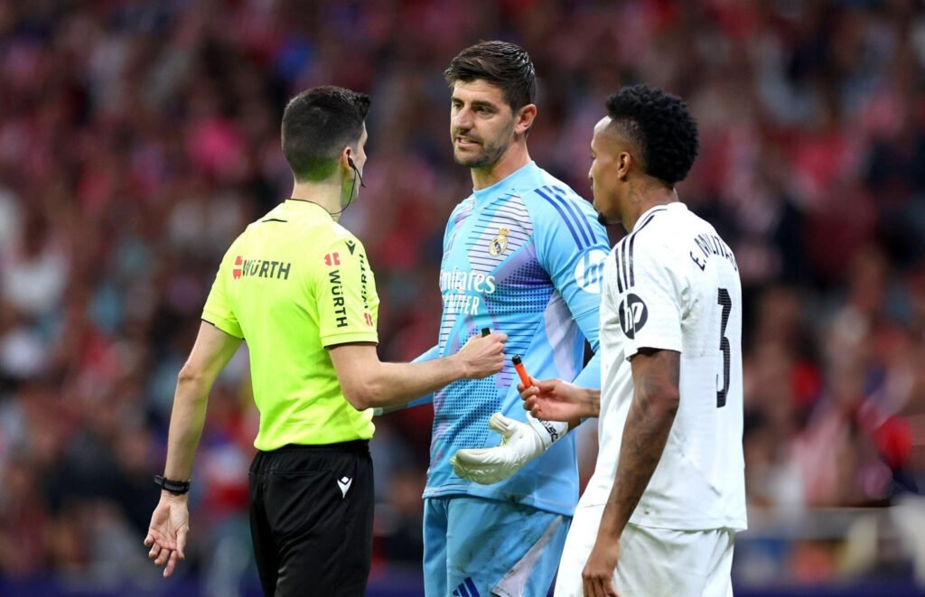 Desde el Fondo Sur lanzaron objetos contra Courtois.