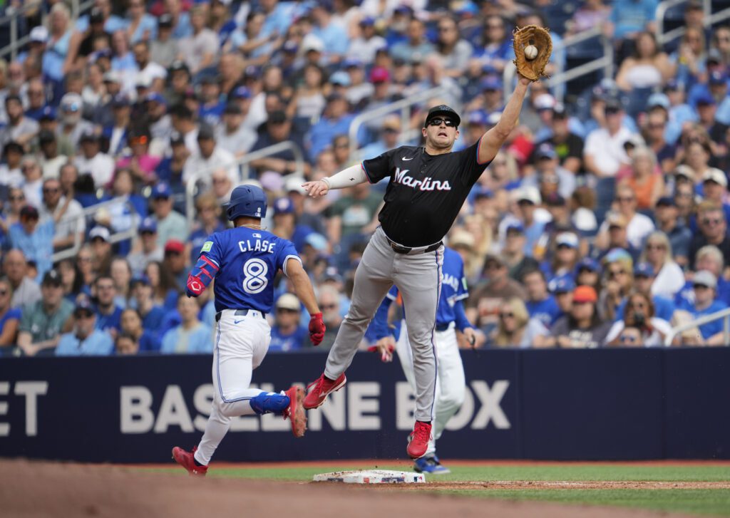 Jonathan Clase de los Blue Jays llegando quieto a primera base.