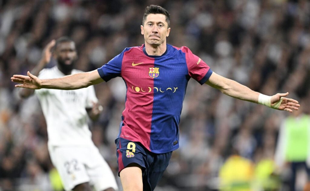 Robert Lewandowski anotó doblete en la victoria del Barcelona.