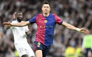 Robert Lewandowski anotó doblete en la victoria del Barcelona.